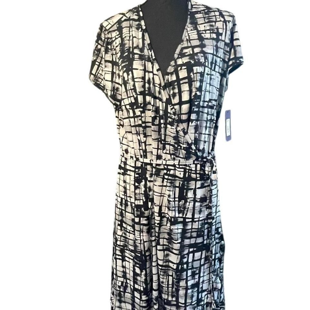Apt. 9 wrap dress with belt. Black and gray short cap sleeves vneck 1X plus size